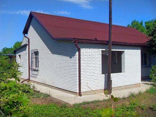 Дома с фасадами из белого кирпича: фотоподборка
